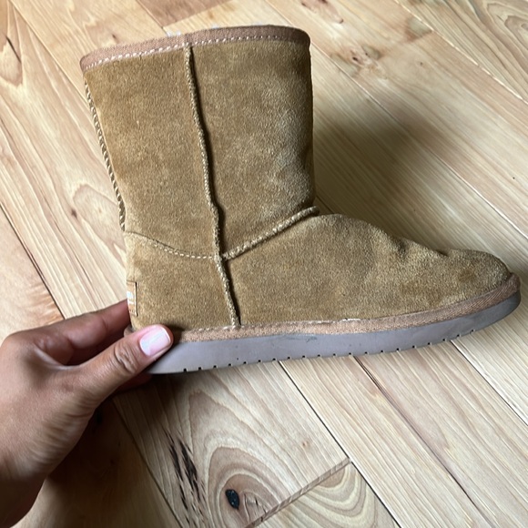 Koolaburra Victoria Short Girls Boots - Picture 4 of 8